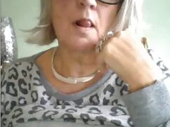 زن زیبا با پوشیدن لب ...